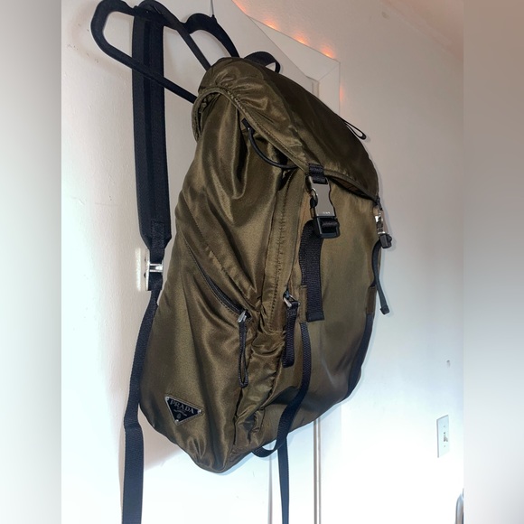 Prada Re-nylon Backpack in Green. - Picture 3 of 8
